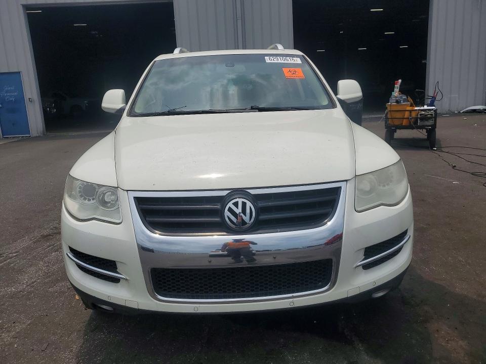 2010 Volkswagen Touareg VIN WVGBF7A95AD004354 COPART salvage auction — NORMAL WEAR, Fl - Certificate Of Title, sold $175 on 2026-08-03 (photo 5)