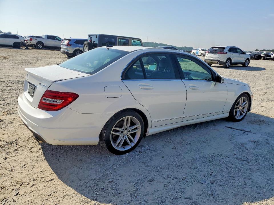 2014 Mercedes-benz VIN WDDGF8AB8ER319506 COPART salvage auction — MINOR DENT/SCRATCHES, Salvage Title, sold $700 on 2026-07-22 (photo 3)