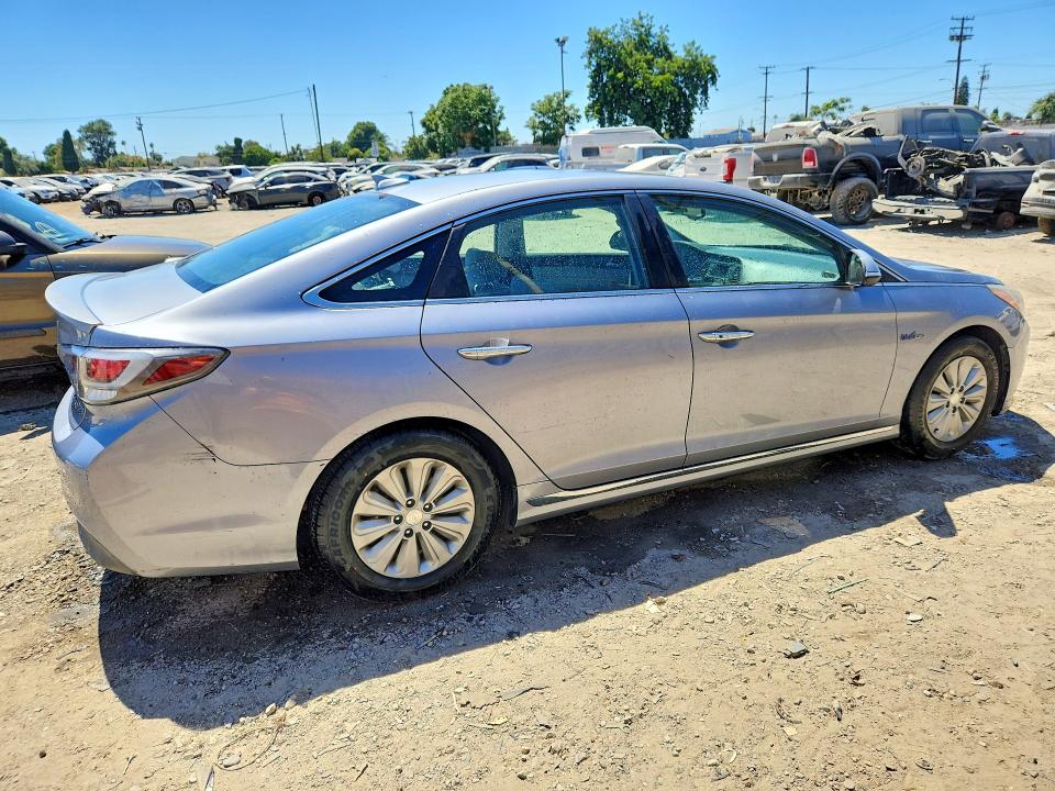 2016 Hyundai Sonata hybrid VIN KMHE24L10GA011804 COPART salvage auction — MINOR DENT/SCRATCHES, CA - DIS/DLR/EXP ONLY CLEAN TITLE, sold $700 on 2026-07-09 (photo 3)