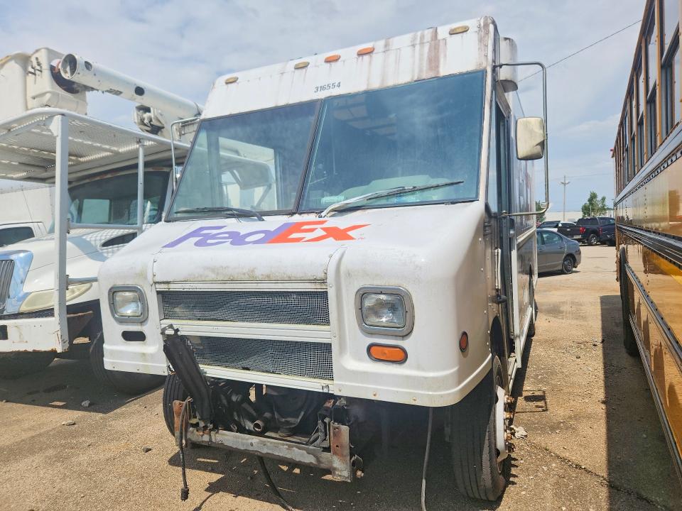 2000 Frht - freightliner VIN 4UZA4FA44YCG41934 COPART salvage auction — MECHANICAL, OH - CERTIFICATE OF TITLE, sold $100 on 2026-09-04 (photo 1)