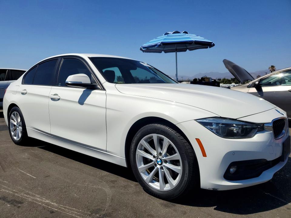 2018 BMW 3er VIN WBA8A9C5XJAH14709 COPART salvage auction — MINOR DENT/SCRATCHES, Ca - Dis/Dlr/Exp Only Clean Title (P), sold $3,200 on 2026-07-20 (photo 4)
