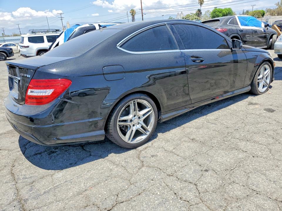 2015 Mercedes-benz C-klasse VIN WDDGJ4HB7FG385734 COPART salvage auction — MINOR DENT/SCRATCHES, Ca - Cert Of Title-Salvaged, sold $1,050 on 2026-07-30 (photo 3)