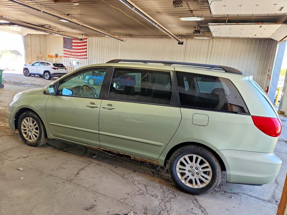 2008 Toyota Sienna VIN 5TDZK22C18S181414 COPART salvage auction — MINOR DENT/SCRATCHES, WI - CERTIFICATE OF TITLE, sold $800 on 2026-07-27 (photo 2)