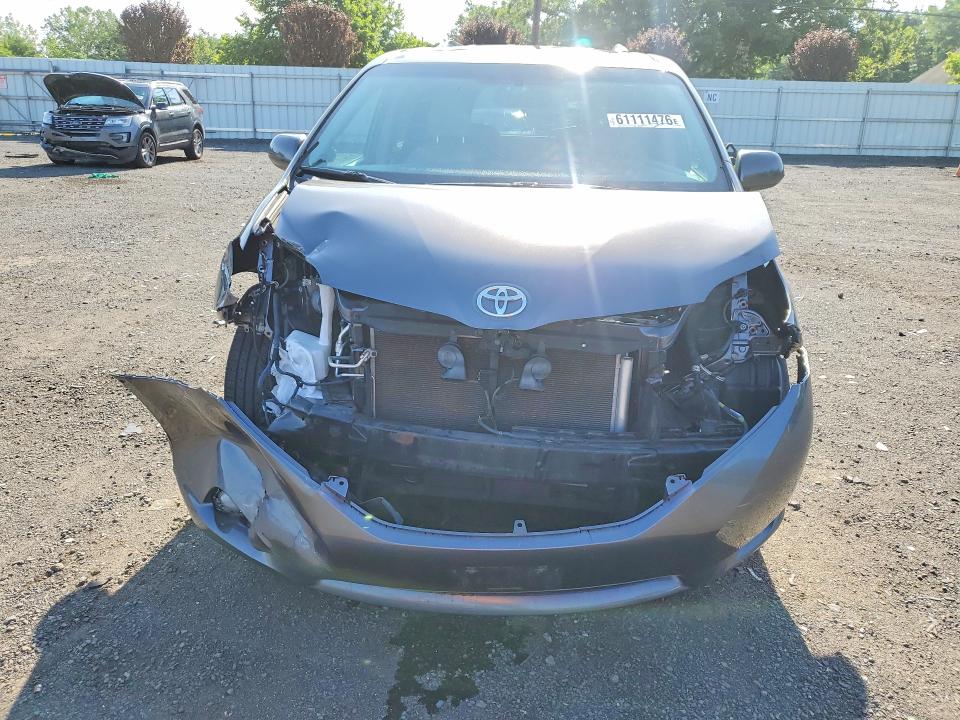 2017 Toyota Sienna VIN 5TDYZ3DC5HS813678 COPART salvage auction — FRONT END, CT - CERT OF TITLE-SALVAGE, sold $650 on 2026-07-24 (photo 5)