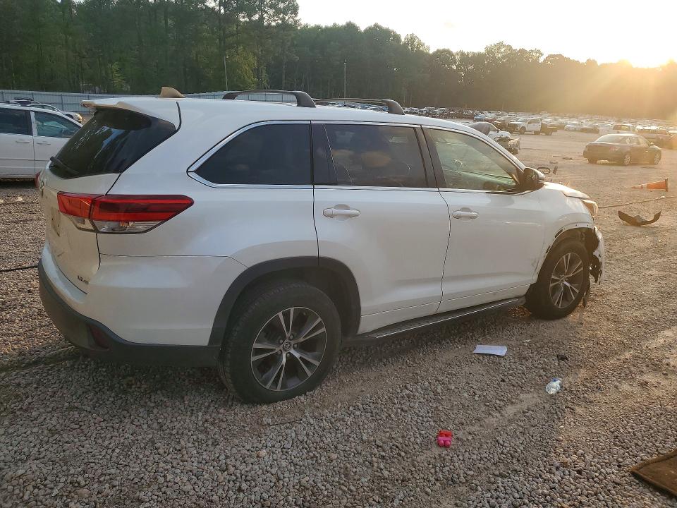2017 Toyota Highlander VIN 5TDBZRFH4HS452610 COPART salvage auction — FRONT END, Nc - Salvage Certificate Of Title, sold $7,000 on 2026-08-21 (photo 3)