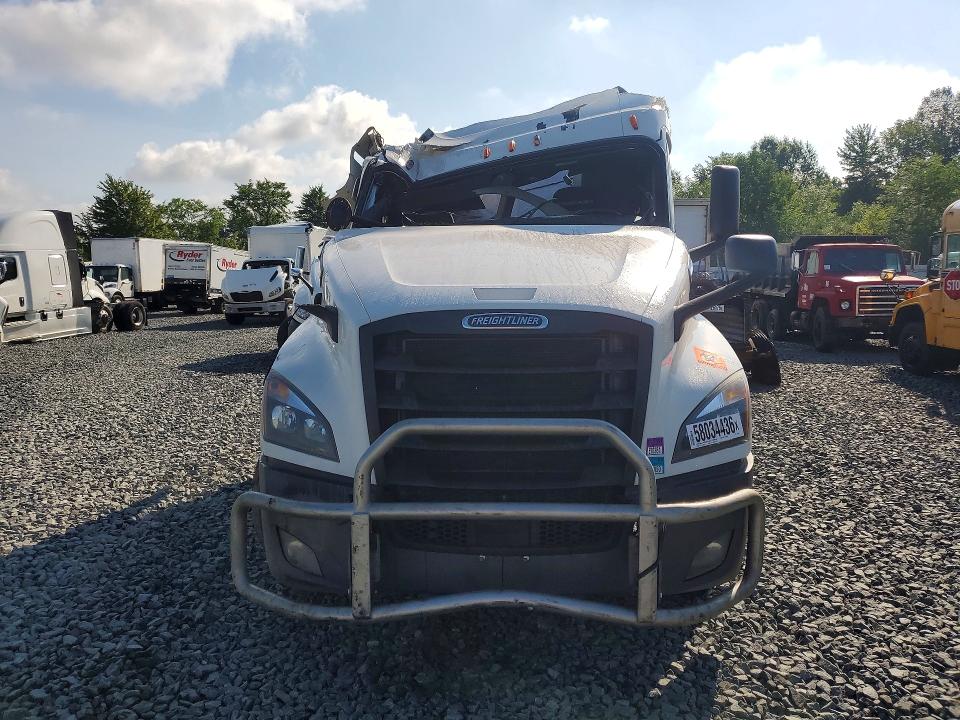 2020 Freightliner Cascadia 126 VIN 3AKJHHDR5LSLX8075 COPART salvage auction — ROLLOVER, OH - BILL OF SALE-PARTS ONLY, sold $9,400 on 2026-08-20 (photo 5)
