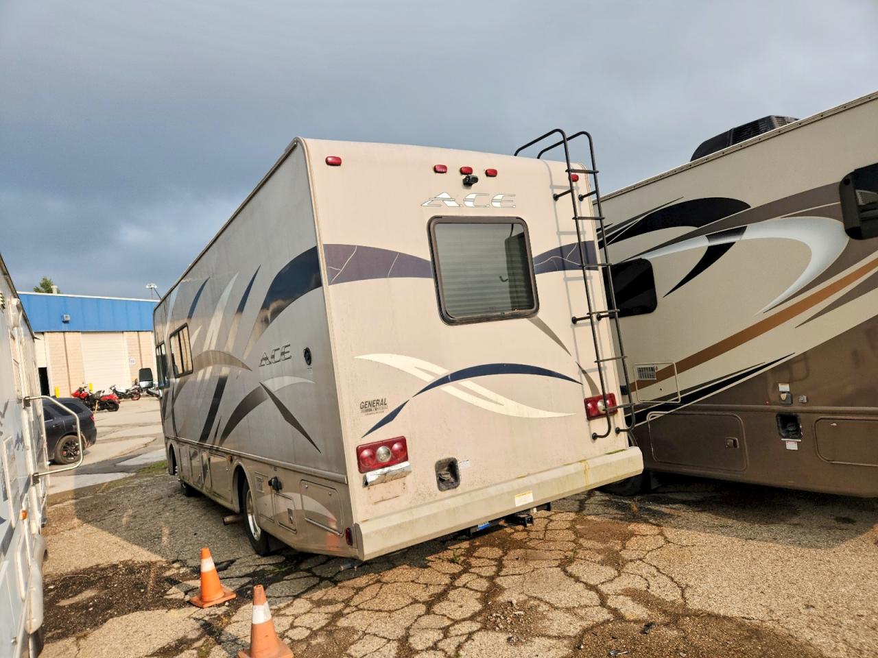 2013 Thor A.c.e. VIN 1F64F5DY1D0A12129 COPART salvage auction — Minor Dent/Scratches, MI - DEALER ONLY CLEAN TITLE, sold $15,750 on 2026-09-09 (photo 3)