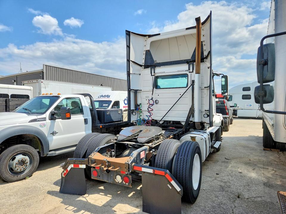 2016 Volvo Vn VIN 4V4N39TG5GN965643 COPART salvage auction — NORMAL WEAR, IN - CERTIFICATE OF TITLE, sold $5,000 on 2026-08-18 (photo 3)