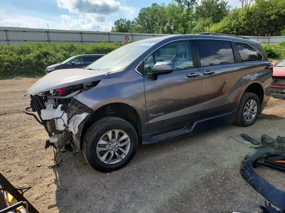 2022 Toyota Sienna VIN 5TDJRKEC8NS123042 — COPART salvage auction photo