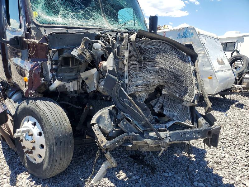 2016 Freightliner Cascadia 125 VIN 3AKJGLD58GSFN3978 COPART salvage auction — FRONT END, NV - SALVAGE TITLE, sold $900 on 2026-07-31 (photo 9)