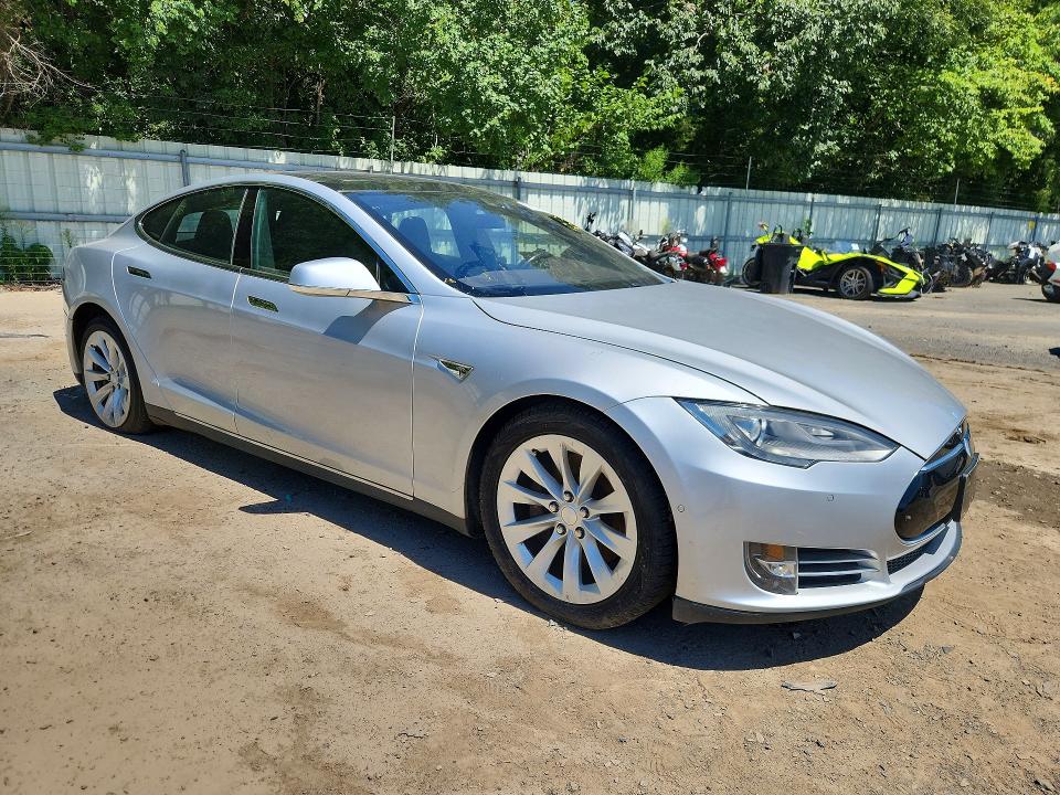 2016 Tesla Model s VIN 5YJSA1E2XGF123791 COPART salvage auction — REAR END, Ga - Certificate Of Title, sold $2,650 on 2026-07-30 (photo 4)