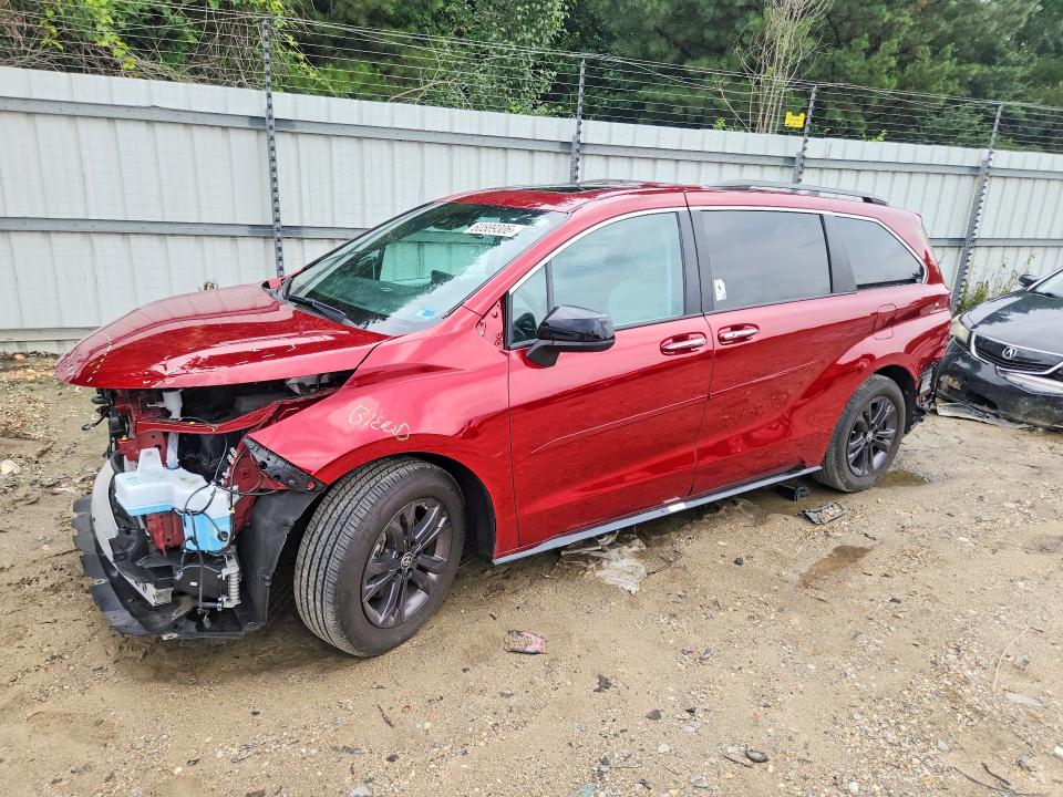 2024 Toyota Sienna VIN 5TDDSKFC9RS144052 — COPART salvage auction photo