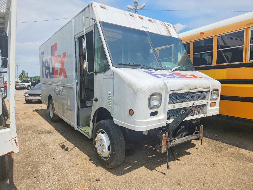 2000 Frht - freightliner VIN 4UZA4FA44YCG41934 COPART salvage auction — MECHANICAL, OH - CERTIFICATE OF TITLE, sold $100 on 2026-09-04 (photo 4)
