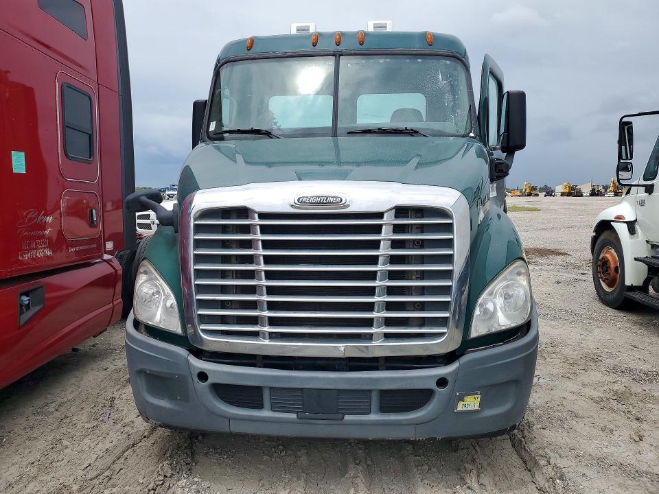 2018 Freightliner All other VIN 3AKBGADV3JSJL4479 COPART salvage auction — MINOR DENT/SCRATCHES, CT, sold $8,900 on 2026-08-27 (photo 5)