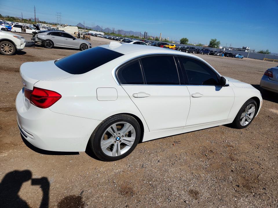 2018 BMW 3er VIN WBA8B9C54JEE81464 COPART salvage auction — WATER/FLOOD, AZ - CERT OF TITLE - SALVAGE, sold $3,550 on 2026-08-21 (photo 3)