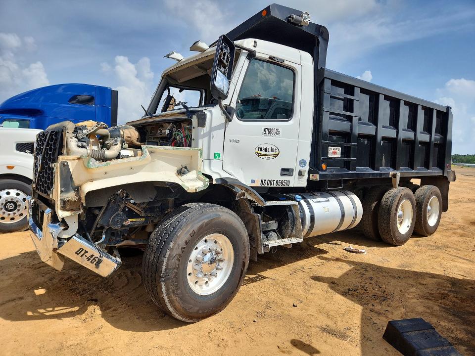2022 Volvo Vhd VIN 4V5KC9EH6NN303099 — COPART salvage auction photo
