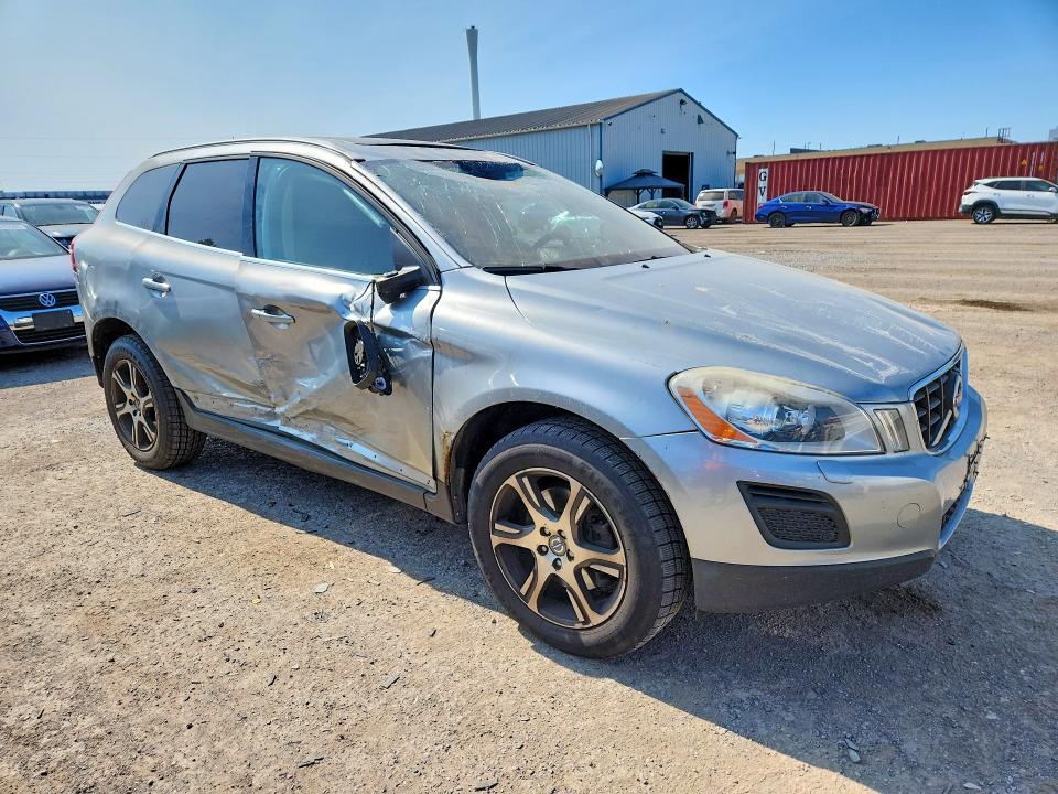 2011 Volvo Xc60 VIN YV4902DZ8B2152267 COPART salvage auction — ROLLOVER, ON - PERMIT IRREPAIRABLE, sold $425 on 2026-08-18 (photo 4)