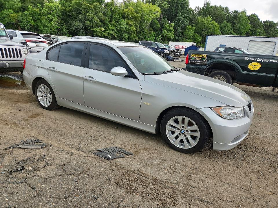 2006 BMW 3 series VIN WBAVB135X6PT19190 COPART salvage auction — MINOR DENT/SCRATCHES, La - Non Public Clean Title, sold $475 on 2026-07-23 (photo 4)