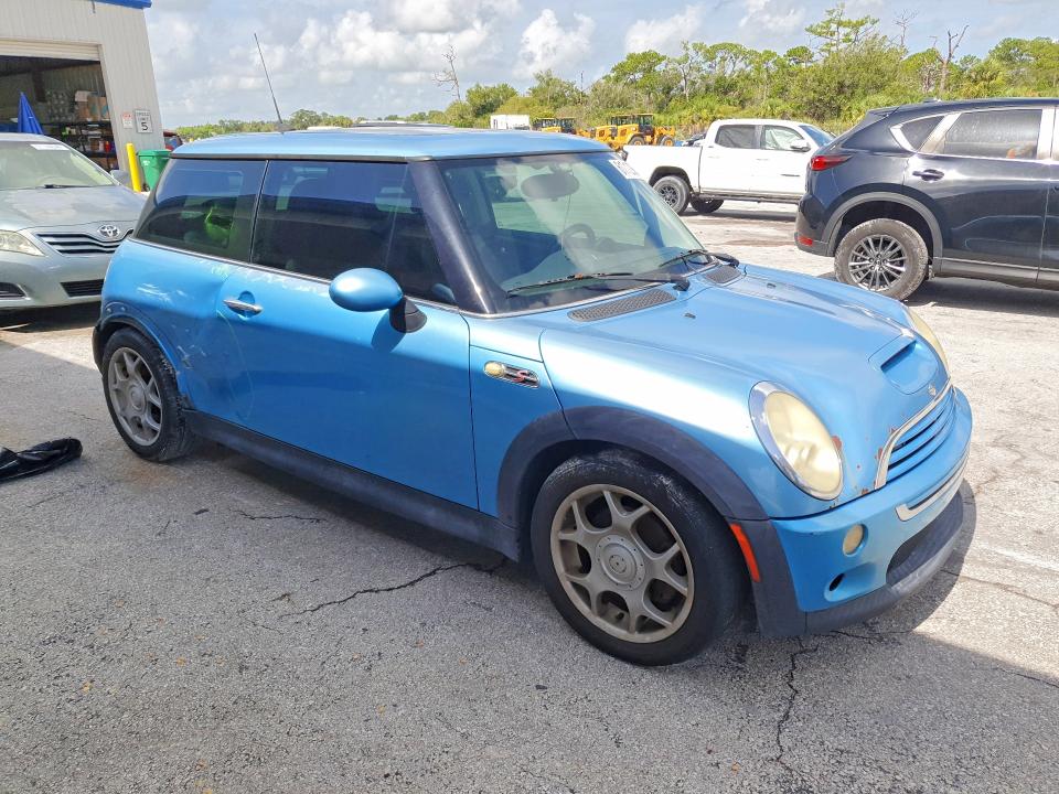 2005 Mini Cooper VIN WMWRE33565TL14014 COPART salvage auction — SIDE, Fl - Cert Of Title Slvg Rebuildable, sold $275 on 2026-08-12 (photo 4)