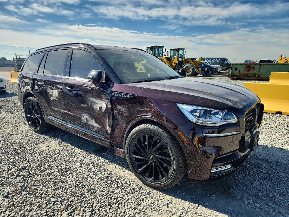 2024 Lincoln Aviator VIN 5LM5J7XC4RGL08197 COPART salvage auction — SIDE, Salvage Title, sold $10,900 on 2026-09-15 (photo 4)