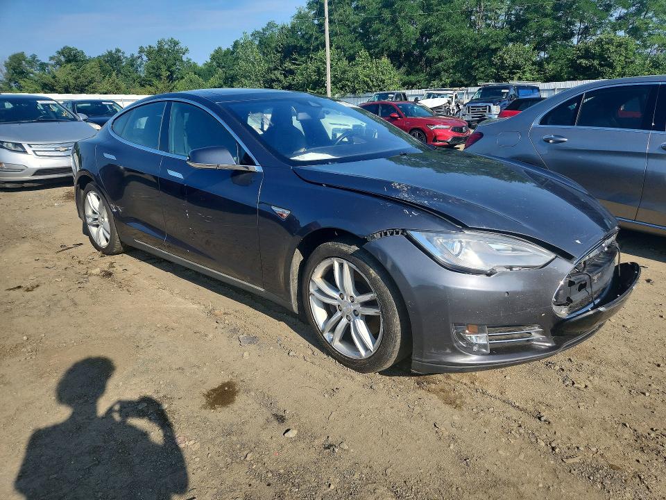 2016 Tesla Model s VIN 5YJSA1E13GF131125 COPART salvage auction — MINOR DENT/SCRATCHES, Wv - Certificate Of Title, sold $5,800 on 2026-07-27 (photo 4)
