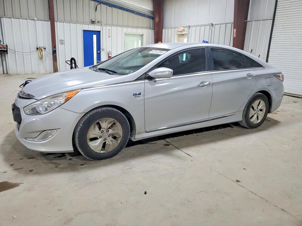 2014 Hyundai Sonata hybrid VIN KMHEC4A42EA113757 COPART salvage auction — MINOR DENT/SCRATCHES, Pa - Cert Of Title, sold $450 on 2026-07-29 (photo 1)