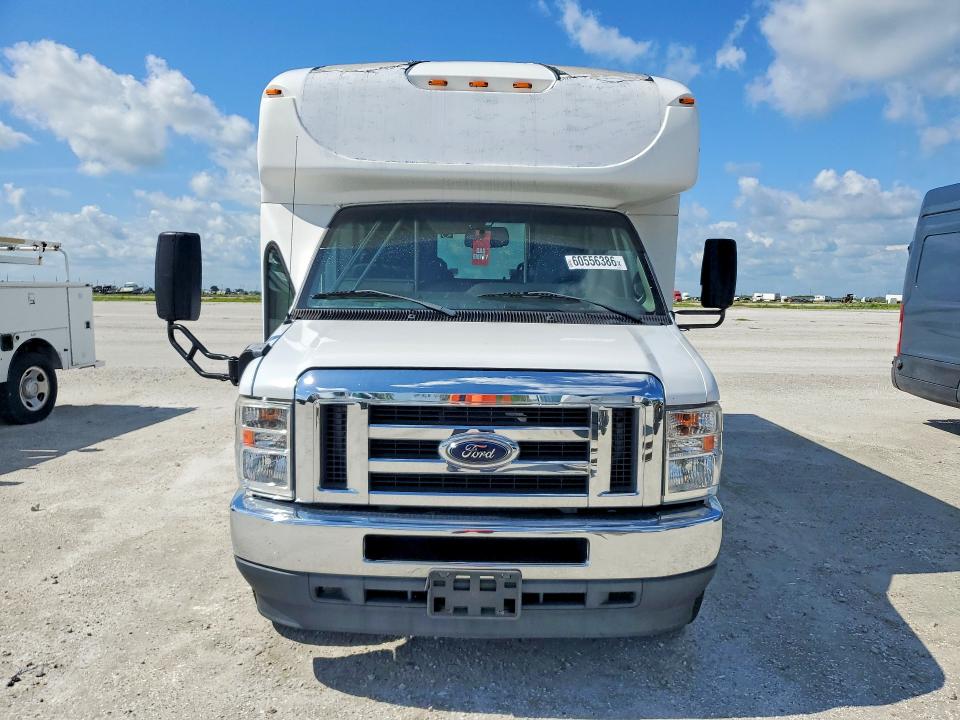 2021 Ford Econoline e350 VIN 1FDEE3FN2MDC10721 COPART salvage auction — MINOR DENT/SCRATCHES, Fl - Certificate Of Title, sold $10,000 on 2026-08-06 (photo 5)