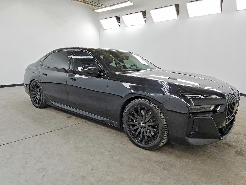 2023 BMW 7 series VIN WBA33EJ01PCN17880 COPART salvage auction — MINOR DENT/SCRATCHES, Il - Certificate Of Title, sold $62,500 on 2026-08-06 (photo 4)
