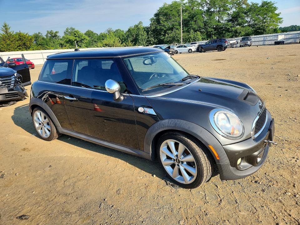 2011 Mini Cooper s VIN WMWSV3C51BTY15549 COPART salvage auction — NORMAL WEAR, NJ - CERTIFICATE OF TITLE, sold $575 on 2026-07-27 (photo 4)
