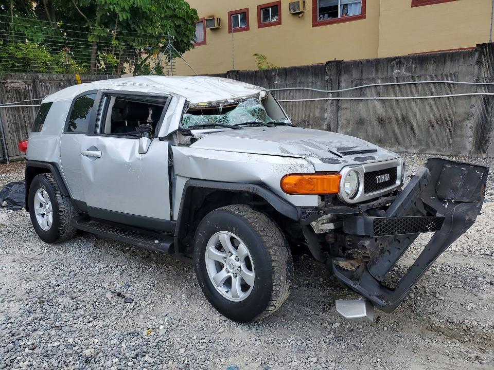 2007 Toyota Fj cruiser VIN JTEBU11F970008013 COPART salvage auction — ROLLOVER, FL - CERT OF TITLE SLVG REBUILDABLE, sold $1,150 on 2026-07-21 (photo 4)