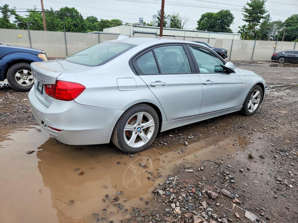 2013 BMW 3er VIN WBA3B5G58DNS03195 COPART salvage auction — MINOR DENT/SCRATCHES, Pa - Cert Of Title, sold $1,050 on 2026-07-13 (photo 3)
