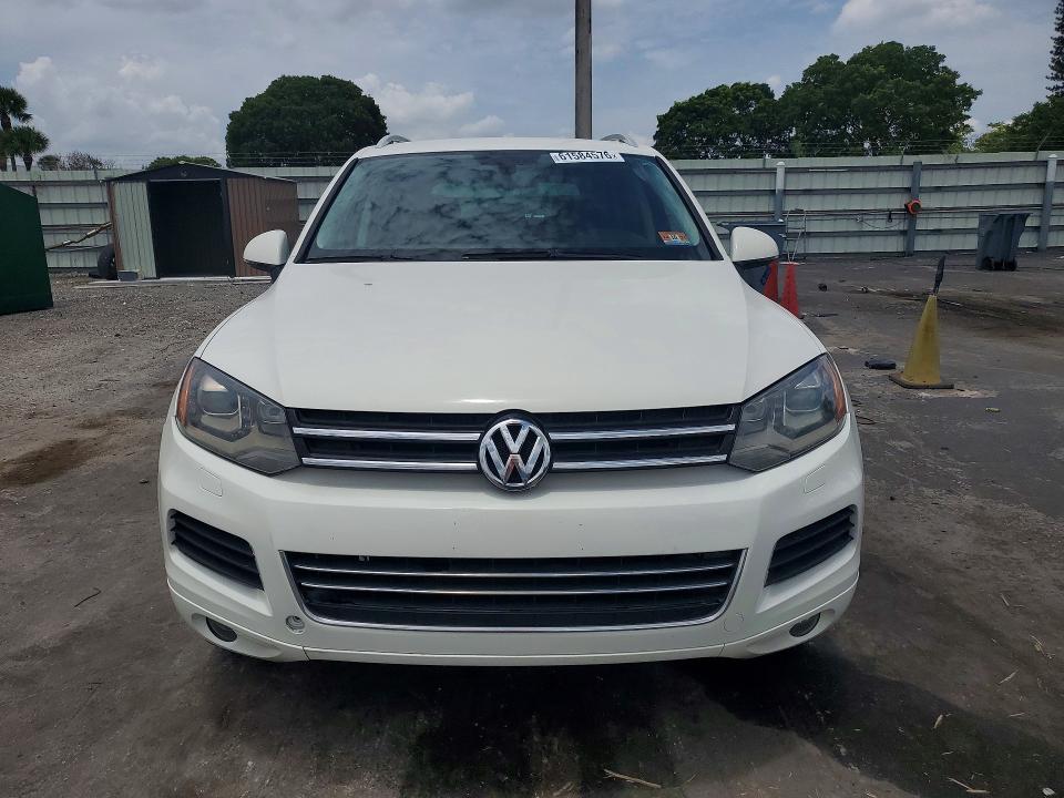 2011 Volkswagen Touareg VIN WVGFF9BP5BD002471 COPART salvage auction — MINOR DENT/SCRATCHES, Nj - Cert Of Title-Salvage (P), sold $450 on 2026-07-29 (photo 5)