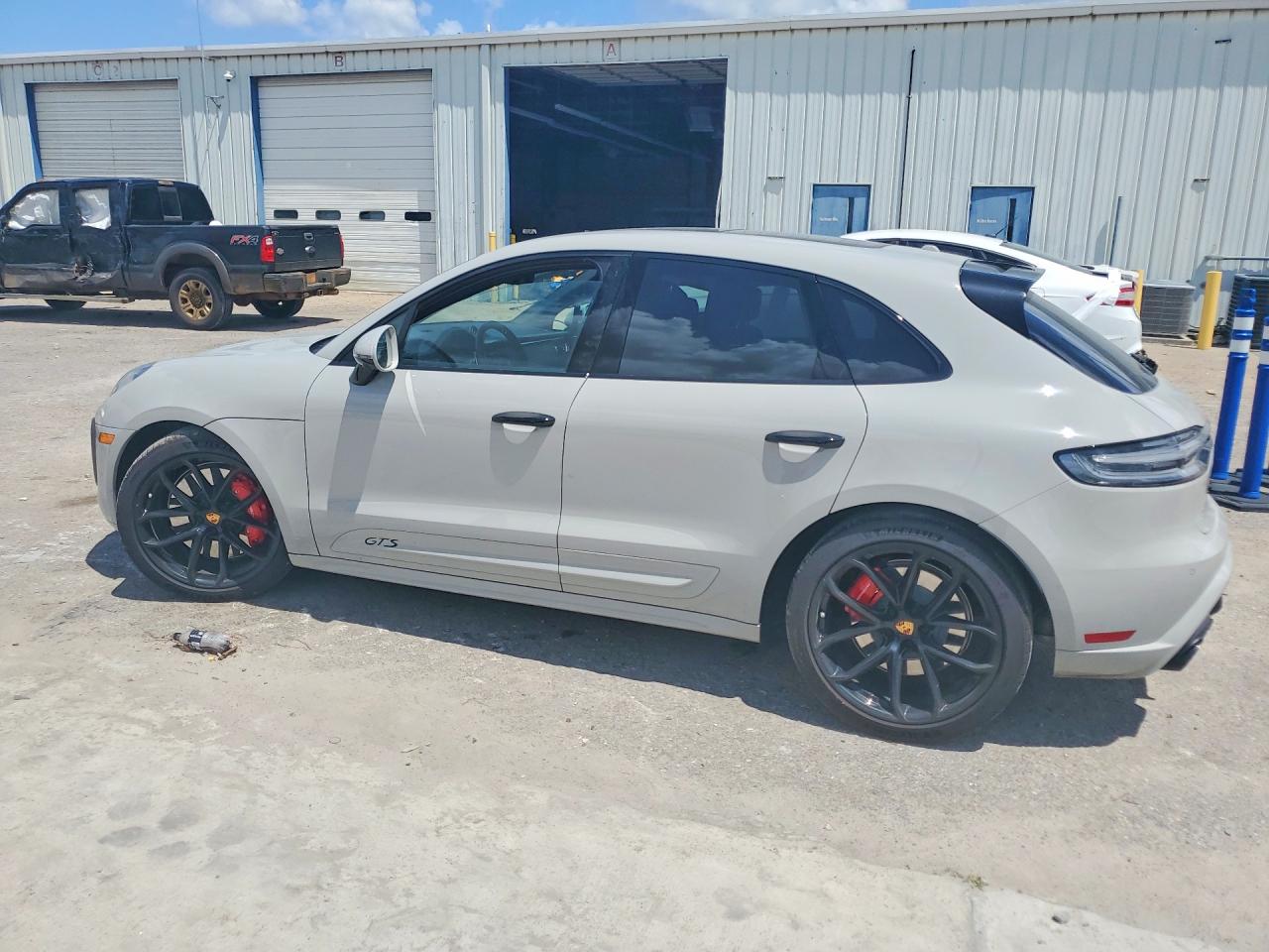 2023 Porsche Macan VIN WP1AF2A5XPLB56949 COPART salvage auction — Side, AL - CERT OF TITLE-SALVAGE TITLE, sold $34,250 on 2026-08-06 (photo 2)
