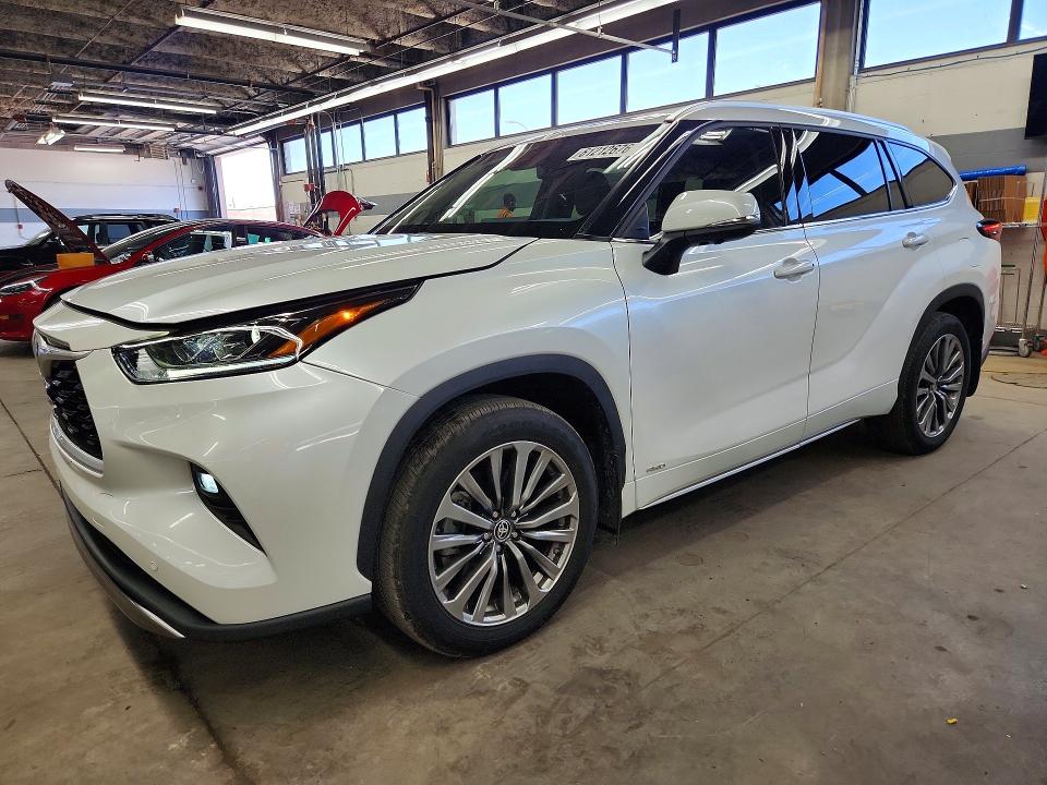2025 Toyota Highlander hybrid VIN 5TDKBRCH8SS648596 COPART salvage auction — MINOR DENT/SCRATCHES, IN - CERT OF TITLE - REBUILT VEHICL, sold $37,000 on 2026-07-27 (photo 1)