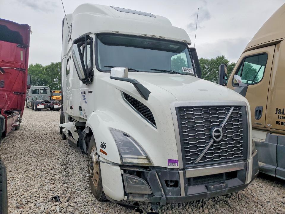2024 Volvo Vnl VIN 4V4NC9EH2RN641865 COPART salvage auction — ALL OVER, MO - SALVAGE CERTIFICATE OF TITLE, sold $31,500 on 2026-09-17 (photo 4)