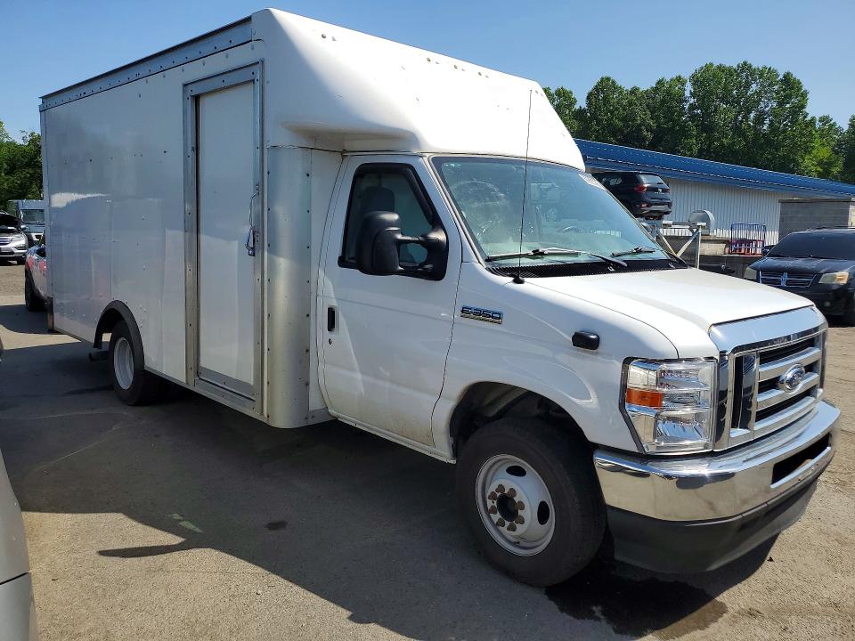 2022 Ford Econoline e350 VIN 1FDWE3FK5NDC05699 COPART salvage auction — MINOR DENT/SCRATCHES, NH - CERTIFICATE OF TITLE, sold $6,400 on 2026-07-23 (photo 4)