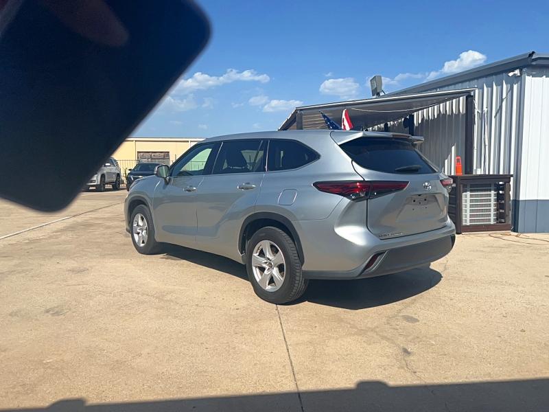 2022 Toyota Highlander VIN 5TDZZRAH3NS107358 COPART salvage auction — MINOR DENT/SCRATCHES, Tx - Certificate Of Title (P), sold $15,100 on 2026-07-27 (photo 3)