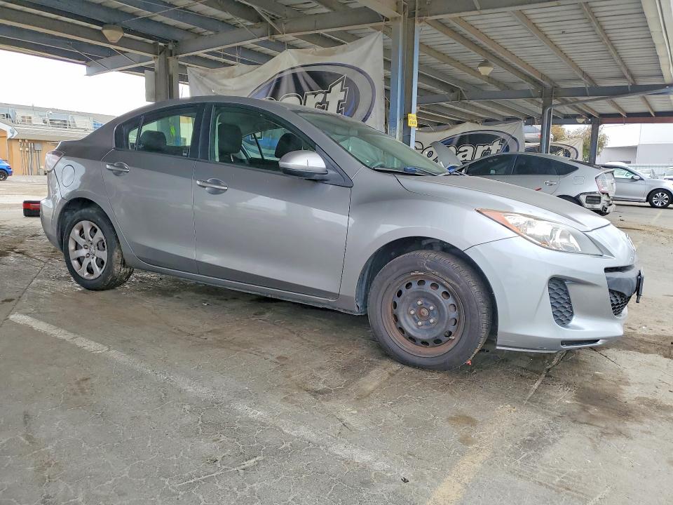 2013 Mazda 3 VIN JM1BL1TG9D1728642 COPART salvage auction — MINOR DENT/SCRATCHES, CA - DIS/DLR/EXP ONLY CLEAN TITLE, sold $300 on 2026-07-28 (photo 4)
