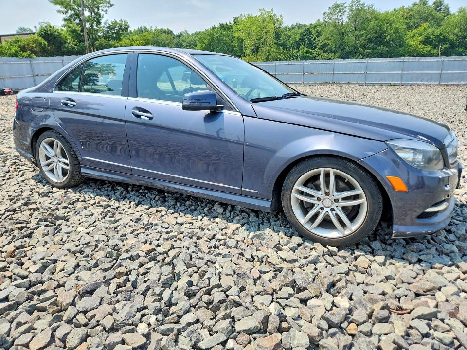 2011 Mercedes-benz C-klasse VIN WDDGF8BB2BR183268 COPART salvage auction — WATER/FLOOD, Ny - Mv907A-Flood Salvage, sold $450 on 2026-08-10 (photo 4)