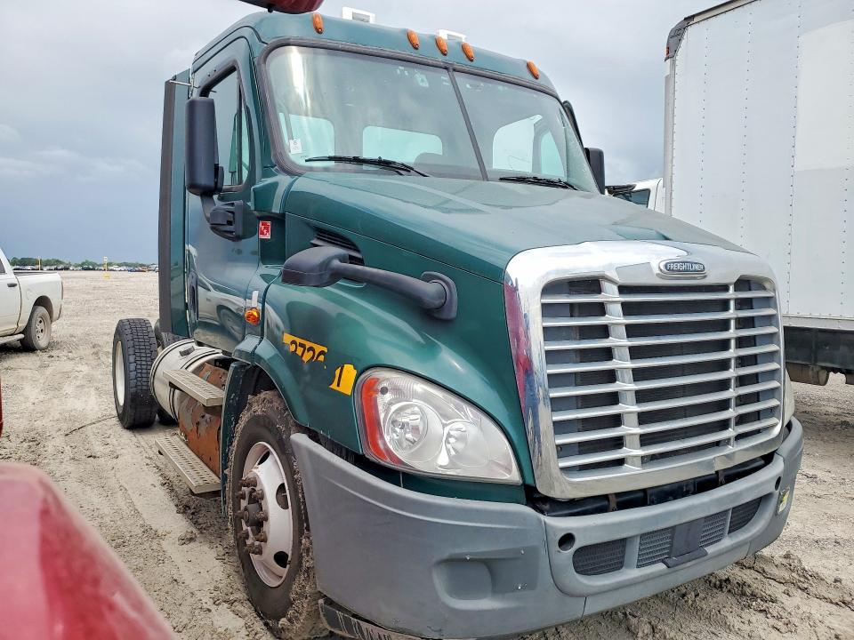 2018 Freightliner All other VIN 3AKBGADV3JSJL4479 COPART salvage auction — MINOR DENT/SCRATCHES, CT, sold $8,900 on 2026-08-27 (photo 4)