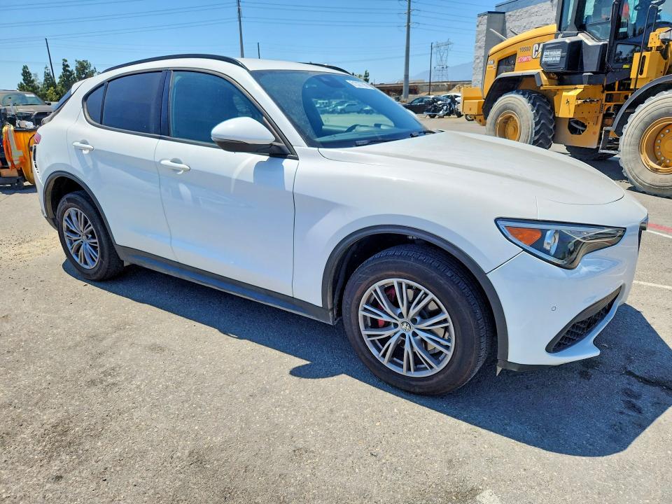 2022 Alfa romeo Stelvio VIN ZASPAJAN0N7D24633 COPART salvage auction — REAR END, CA - SALVAGE CERTIFICATE, sold $6,700 on 2026-08-25 (photo 4)