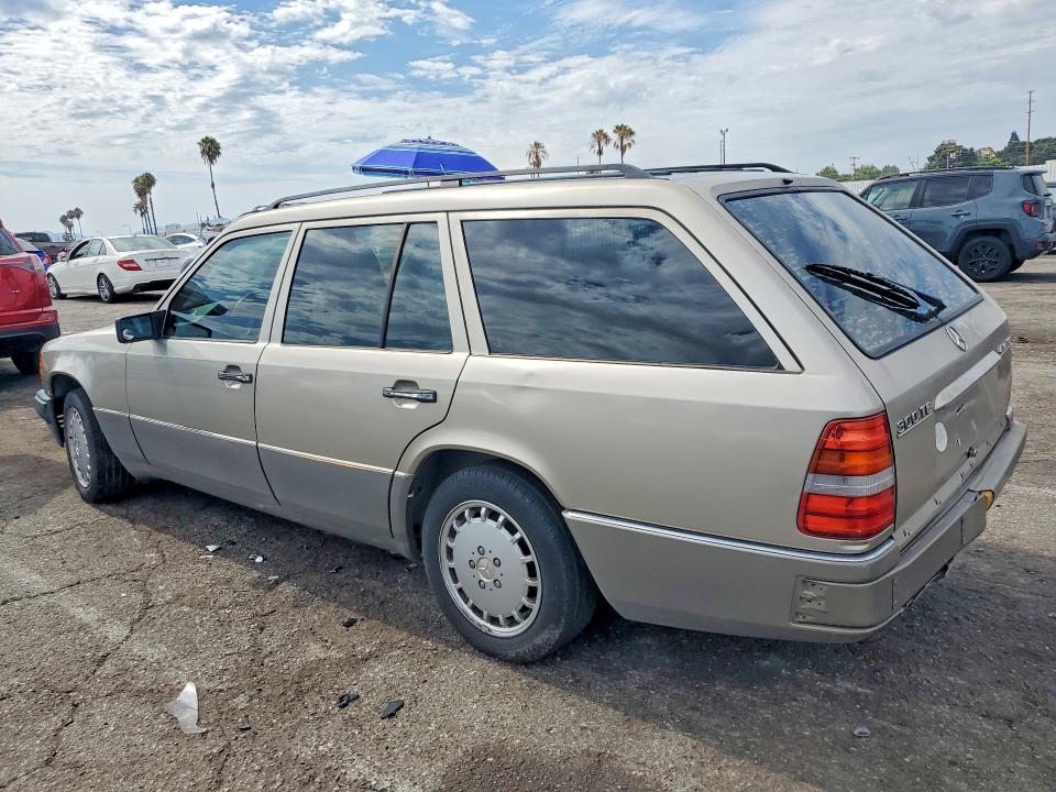 1992 Mercedes-benz 300 VIN WDBED90E2NF196598 COPART salvage auction — REAR END, Ca - Dis/Dlr/Exp Only Clean Title, sold $950 on 2026-07-24 (photo 2)