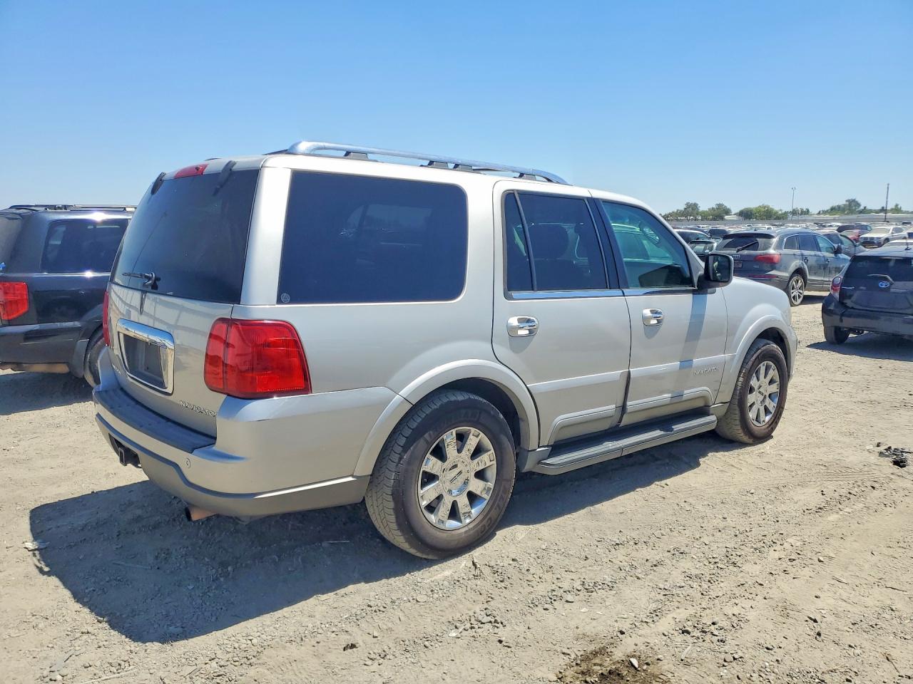 2003 Lincoln Navigator VIN 5LMFU28R63LJ00662 COPART salvage auction — Normal Wear, CA - DIS/DLR/EXP ONLY CLEAN TITLE (P), sold $200 on 2026-09-17 (photo 3)