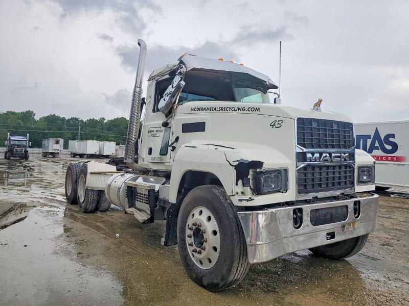 2022 Mack Pioneer VIN 1M1PN4GY8NM010343 — COPART salvage auction photo