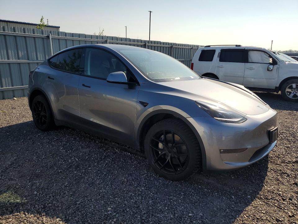 2025 Tesla Model y VIN 7SAYGDEE9SF275268 COPART salvage auction — SIDE, ON - PERMIT NO BRAND - UNFIT, sold $9,500 on 2026-07-23 (photo 4)