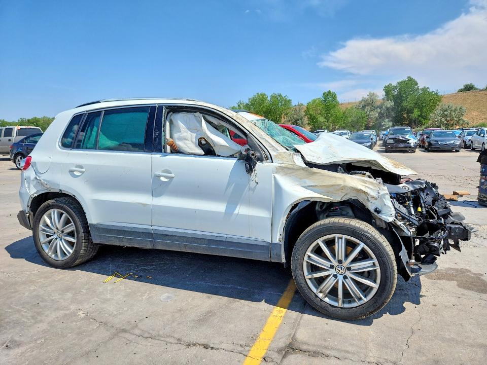 2015 Volkswagen Tiguan VIN WVGBV7AX2FW507773 COPART salvage auction — ROLLOVER, CO - PUBLIC - SALVAGE TITLE, sold $275 on 2026-08-24 (photo 4)