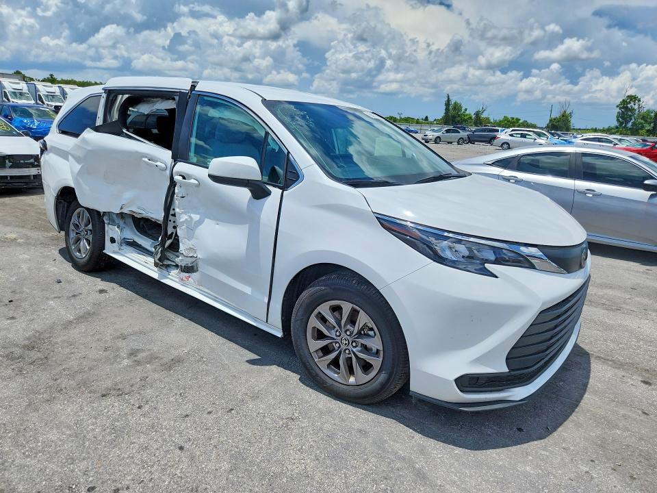 2026 Toyota Sienna VIN 5TDKRKEC2TS290336 COPART salvage auction — SIDE, Fl - Certificate Of Title (P), sold $20,100 on 2026-07-14 (photo 4)