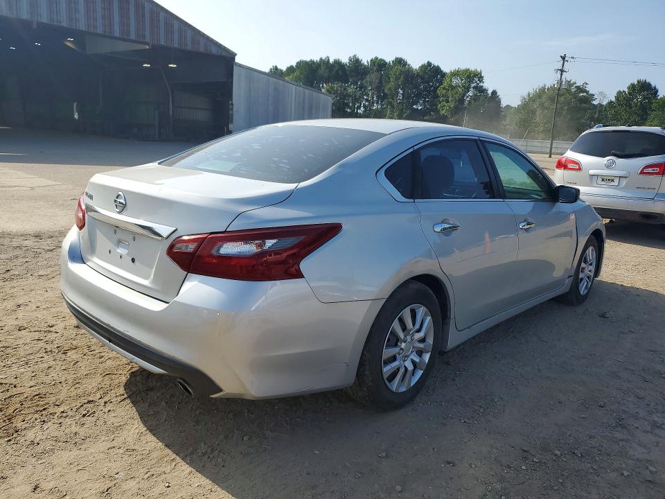 2018 Nissan Altima VIN 1N4AL3AP7JC199773 COPART salvage auction — MINOR DENT/SCRATCHES, LA - CERTIFICATE OF TITLE, sold $1,000 on 2026-07-31 (photo 3)