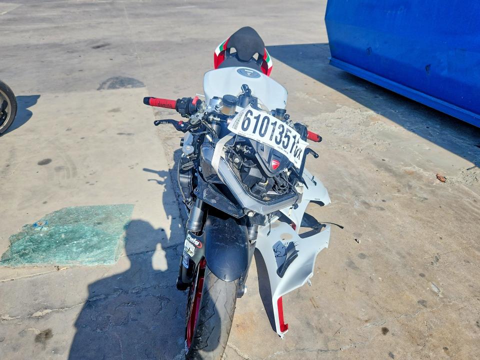 2021 Ducati Panigale VIN ZDMHAATW2MB005608 COPART salvage auction — FRONT END, Ca - Cert Of Title-Salvaged (P), sold $5,000 on 2026-07-27 (photo 2)
