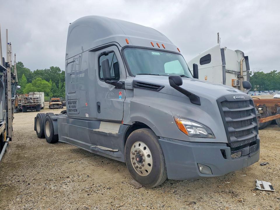 2020 Freightliner All other VIN 3AKJHHFG6LSLV3987 COPART salvage auction — MINOR DENT/SCRATCHES, NJ - CERTIFICATE OF TITLE, sold $11,100 on 2026-07-30 (photo 4)